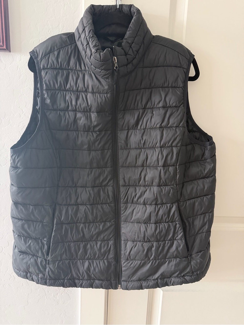 Amazon Essentials Women's Black Quilted Puffer Vest with Stand Collar